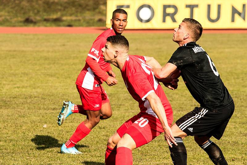 Blanenští fotbalisté (v červeném) na úvod jarní části FORTUNA:NÁRODNÍ LIGY porazili Třinec 2:0.