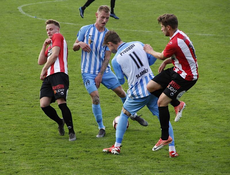 Fotbalisté Prostějova (v bílo-modrém) porazili Žižkov 2:1.