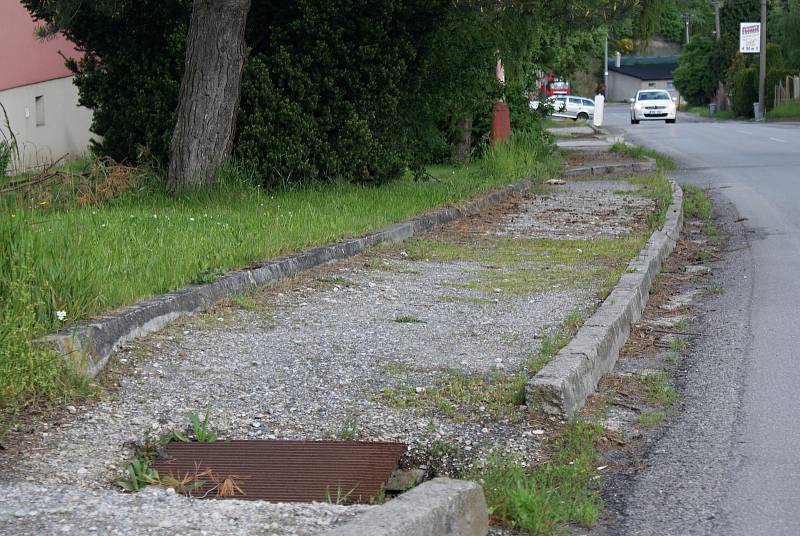 Chodník (nechodník) v Husově ulici v úseku od kruhového objezdu směrem na Jesenec