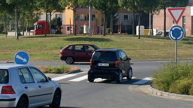 Největší z prostějovských rondelů se nachází na křížení ulic Plumlovské, Anglické a Josefa Lady. Je tak velký, že jeho vnitřek může zkrášlovat desítka vzrostlých stromů. Uprostřed pak stojí sloup veřejných osvětlení se čtyřmi lampami.