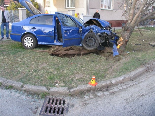 Nehoda policejního civilního vozu s renaultem v Prostějově