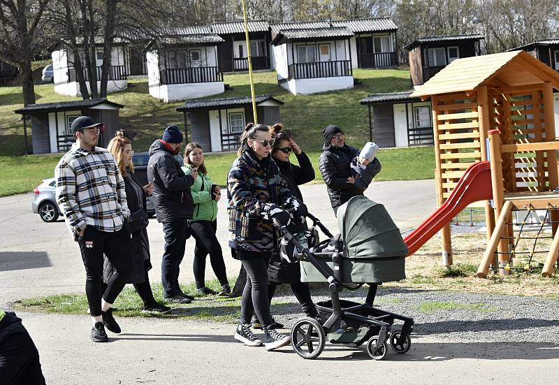 Zahájení letošní sezóny obstaralo v kempu Žralok řízkové odpoledne s hudbou. 16. 4. 2022