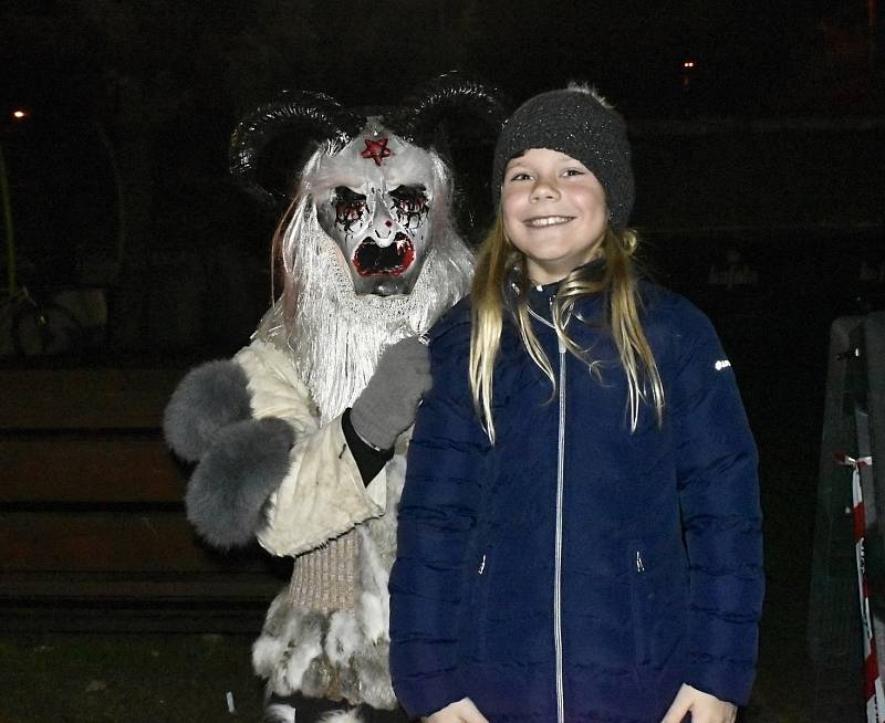 Mikulášská nadílka spojená s průvodem alpských čertů Krampusáků potěšila U Rockyho davy lidí. 4.12. 2022