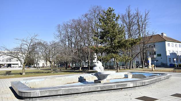 Na prostějovském náměstí Spojenců poškodili neznámí vandalové kašnu.