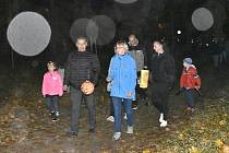 Premiérový průvod světýlek přilákal v pondělním večeru do Kolářových sadů stovky dětí i s rodiči, kteří si užili báječnou atmosféru.
