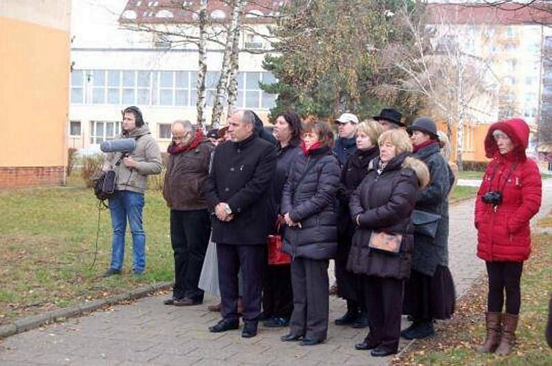 Na místě starého židovského hřbitova v Prostějově zdevastovaného za nacistické okupace se uskutečnilo u příležitosti 200. výročí úmrtí vrchního prostějovského rabína Cvi Jehošui Ha Leviho Horowitze vzpomínkové setkání. – Neděle 27. listopadu.