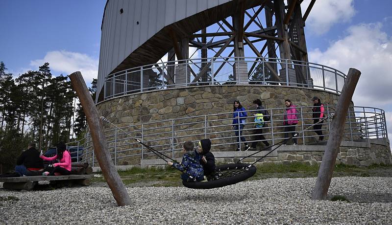 Na den vítězství se pro mnoho turistů stala atraktivním cílem rozhledna na Velkém Kosíři. 8.5. 2021