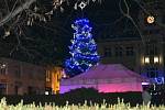 Nad konickým náměstím už září vánoční strom z Tyršovy ulice, 27.11. 2022