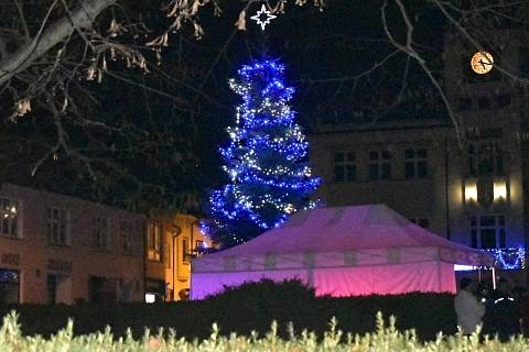 Nad konickým náměstím už září vánoční strom z Tyršovy ulice, 27.11. 2022