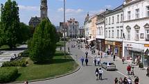 Takto rušno bylo na prostějovském náměstí během studentského Majálas. Jakmile začaly prádzniny, náměstí se vylidnilo.