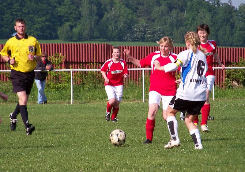 Brodek u Konice – Kunštát 0:2. V červeném zleva Aneta Freharová, Marie Hanáková a Jana Jelínková. S číslem 6 střelkyně první branky Petra Staňková