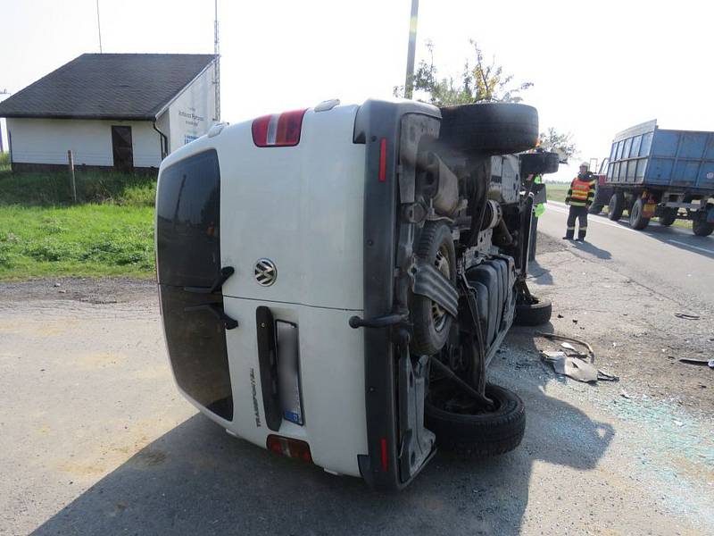 U Přemyslovic se srazil traktor s autem, které ho předjíždělo.