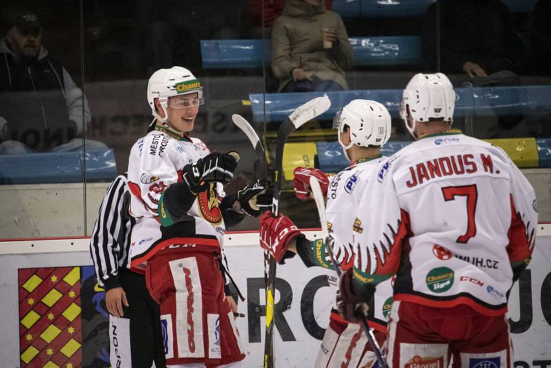 Jestřábi (v bílém) porazili ve skupině o předkolo play-off Sokolov 6:2.