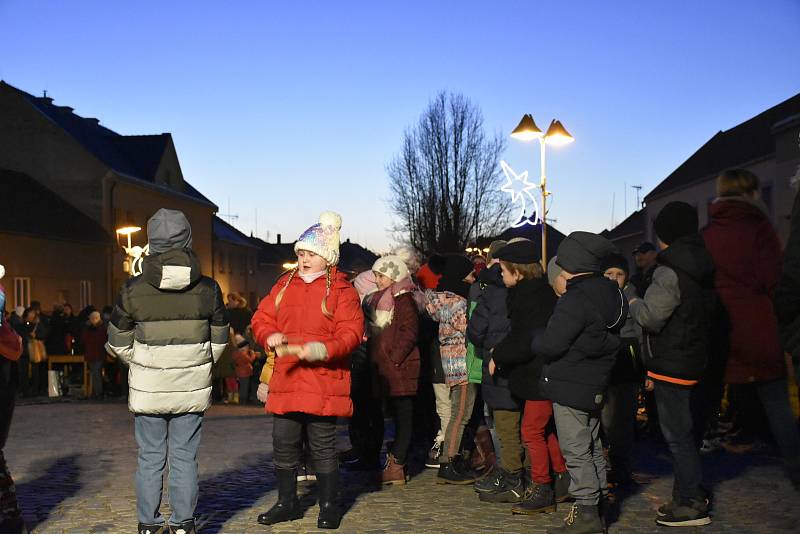 Rozsvícení vánočního stromu v Nezamyslicích 2019