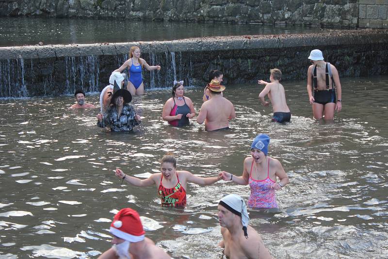 Vánoční koupel ve výpusti plumlovské přehrady v Mostkovicích