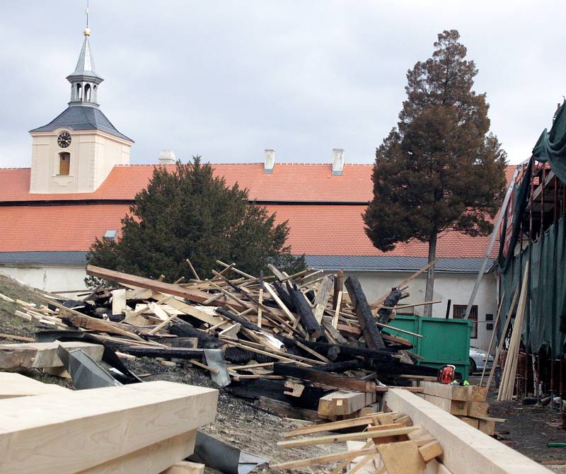 Nízký zámek Plumlov už je v péči dělníků. Ti část vyhořelé střechy opravili a teď bourají tu druhou