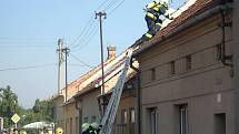 Vrahovičtí hasiči u požáru domku v Domamyslicích