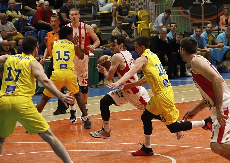 Basketbalisté Olomoucka (ve žlutém) porazili ve 2. zápase čtvrtfinále Pardubice 102:91.