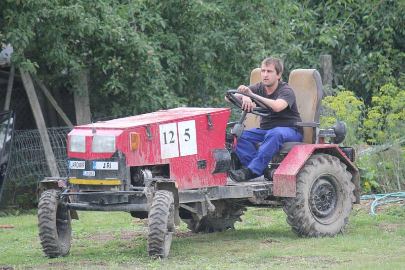 V sobotu se na tradiční stínavské traktoriádě představilo dvacet sedm závodníků na strojích vlastní výroby i továrních značek.