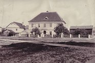 Do r. 1878 sídlila Národní škola v Němčicích v budově staré radnice.