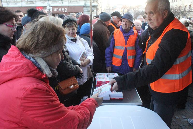 Prostějovské náměstí navštívil předseda ANO Andrej Babiš. Zájem o něj byl veliký.