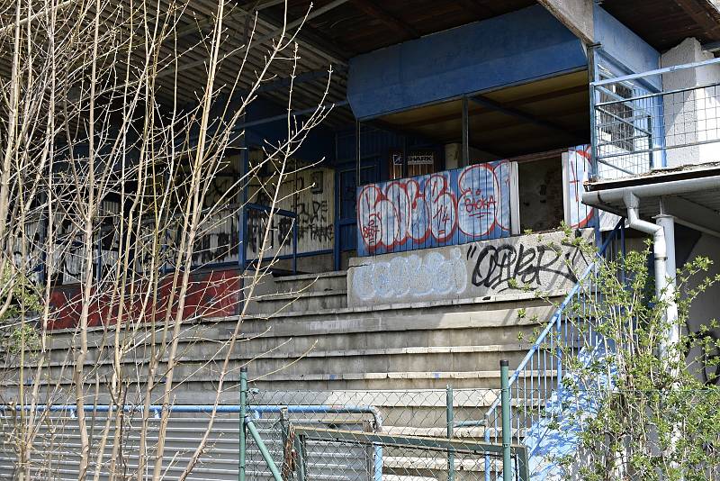 Chátrající stadion ve Sportovní ulici v Prostějově. 25. 4. 2022