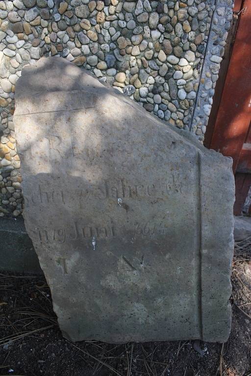 Karel Pekáček ze Seloutek našel na své zahradě část židovského náhrobku