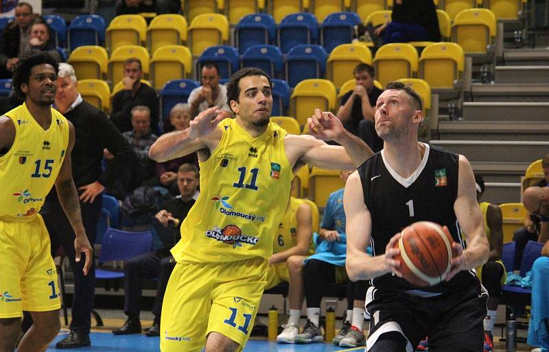 Basketbalisté Olomoucka (ve žlutém) porazili Hradec Králové