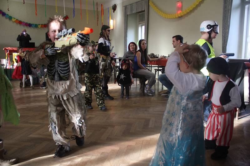 Desítky rodin nalákal do hluchovského společenského sálu karneval pro děti.