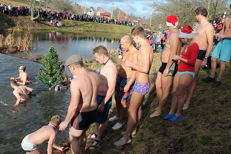 Jako v předchozích 36 letech, tak i letos se přesně v pravé poledne ponořilo do vody plumlovské přehrady nespočet otužilců. 24.12. 2019