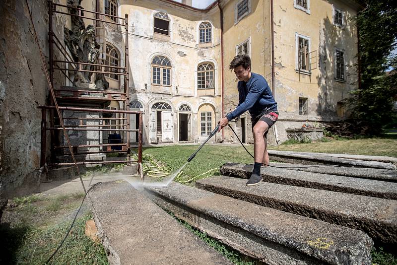 Matěj Stropnický na svém zámku v Osečanech v červenci 2019