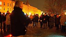 Přibližně čtyřicítka lidí si na náměstí TGM v Prostějově připomněla 17. listopad po svém. 