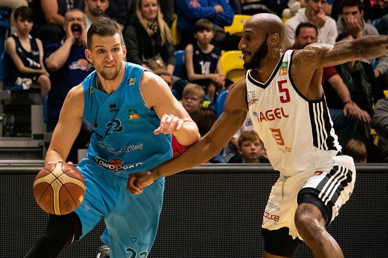 Tým BK Olomoucko (v modrém) podlehl ve čtvrtém zápase semifinále play-off Nymburku 67:102.