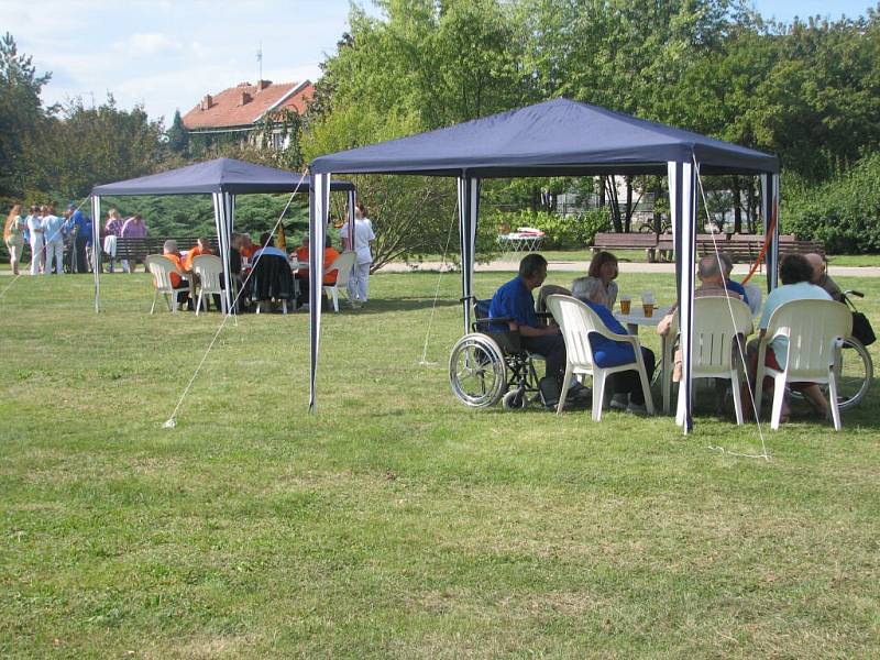 V areálu prostějovského Domova důchodců v Nerudově ulici se konal Sportovní den seniorů.