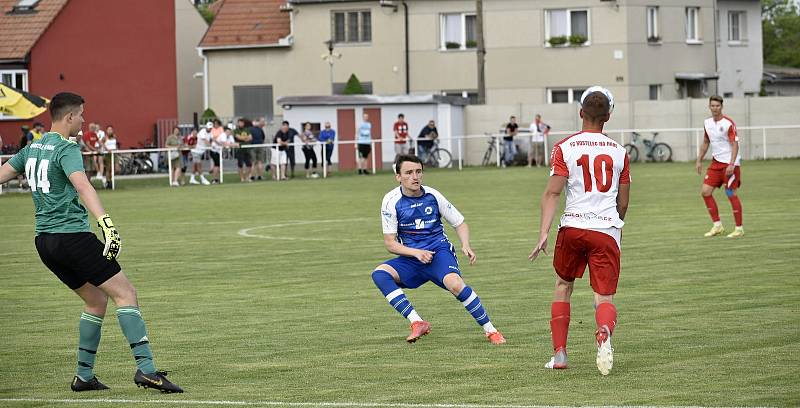 Fotbalové derby mezi Kostelcem na Hané (bíločervení) a Čechovicemi. 14.5. 2022