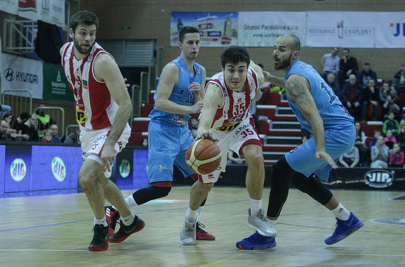 Basketbalové utkání Kooperativy NBL mezi BK JIP Pardubice (v bíločerném) a 	BK Olomoucko (v modrém) v pardubické hale na Dašické.