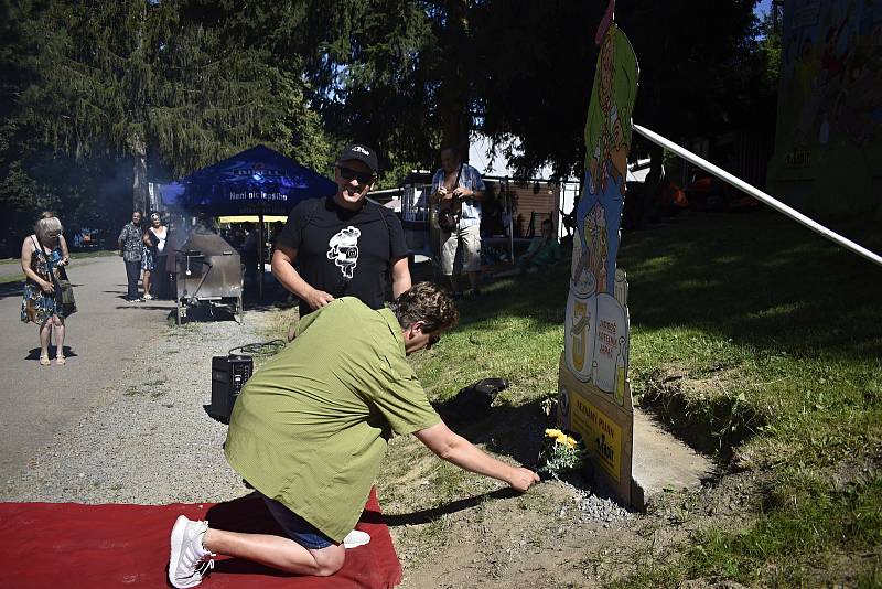 Odhalení originálního pomníku neznámého pijana v plumlovském kempu Žralok. 1.8. 2020