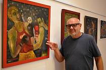 Výstavu malíře a boxera Rosti Osičky mohou vidět Prostějované do 3. září v Městské galerii v zámecké kavárně Vino & Tapas. Kurátorem výstavy je galerista Miroslav Macík (na snímku).