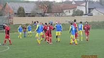 Kovalovice (v modrém) vyhrály na půdě Sokolu Otaslavice 6:1.