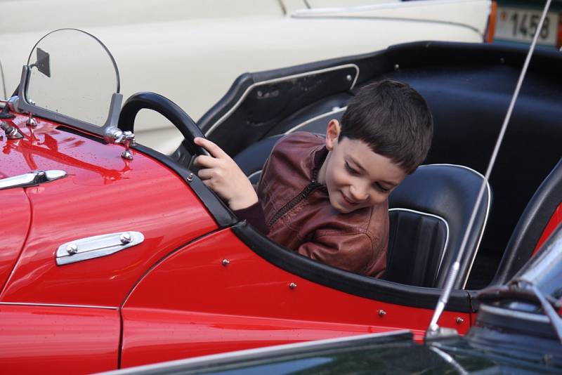 Desítky a desítky historických automobilů přijížděly v neděli ráno na hlavní prostějovské náměstí. Starší ročníky zde tak mohly zavzpomínat na své řidičské začátky, mladší pak obdivovat krásu sedmdesátiletých čtyřkolých dědečků. 