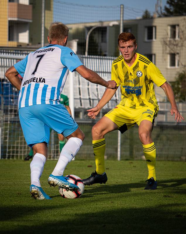 Fotbalisté Prostějova (v bílo-modrém) porazili Varnsdorf 3:2.