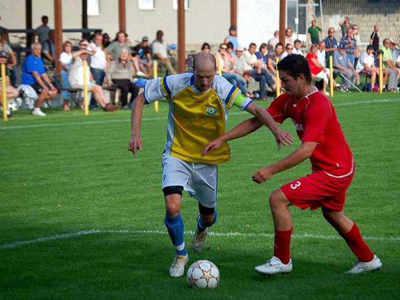 Určice (ve žlutobílém) proti Dolanům