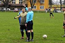 Okresní derby mezi Lipovou (ve žlutém) a Čechovicemi skončilo bez branek. Foto: Radomír Novák