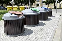 Na území Prostějova se objevilo 34 nových nádob na tříděný odpad. Husovo náměstí.
