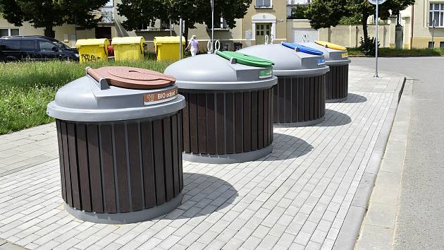 Na území Prostějova se objevilo 34 nových nádob na tříděný odpad. Husovo náměstí.