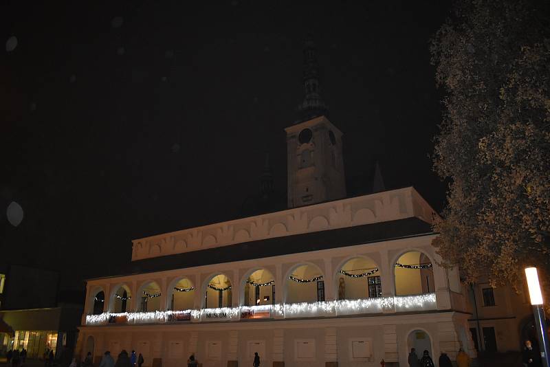 Od pátečního podvečera se rozsvítil na prostějovském náměstí vánoční strom. Jmenuje se Jiskra naděje. 27.11. 2020