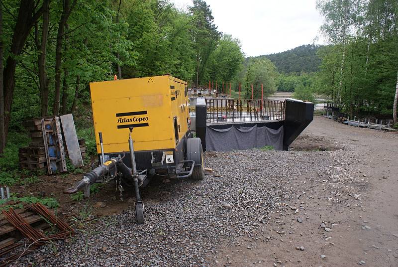 Stavba "cyklostezkového" mostu na plumlovské přehradě - 14. května 2021