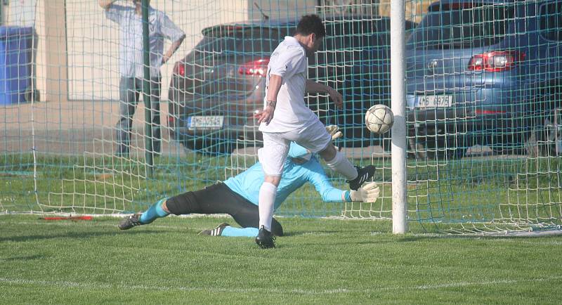 Fotbalisté Mostkovic (v červeném) vyhráli v Čechovicích 2:1