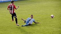 Fotbalisté Prostějova (v bílo-modrém) porazili Žižkov 2:1.