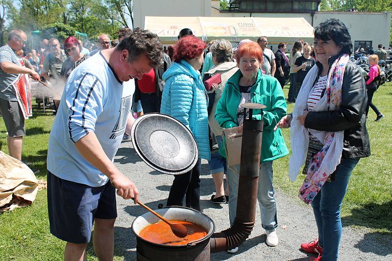 Happening s vůní guláše a hořkou chutí piva v prostějovských Kolářových sadech. 18.5. 2019